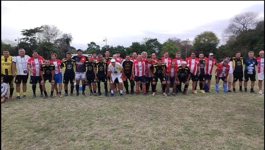 Encuentro de camaraderÃa entre exfutbolistas en el club Guaranà de la ciudad de Limpio
