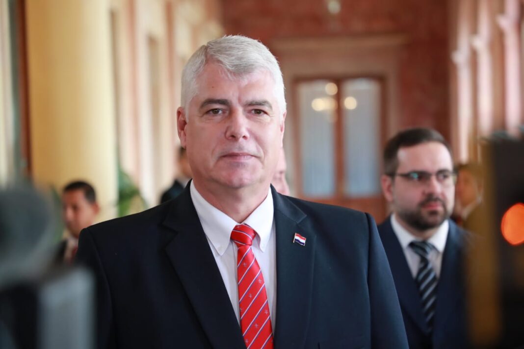 Arnoldo Wiens anuncia su postulación a la presidencia 2028