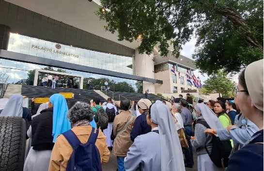 “A nuestras casas llega gente con hambre y con frÃoâ€, dicen religiosos