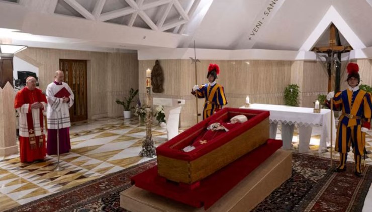 Cómo es el velatorio privado de Francisco: respeto y oración por el papa difunto